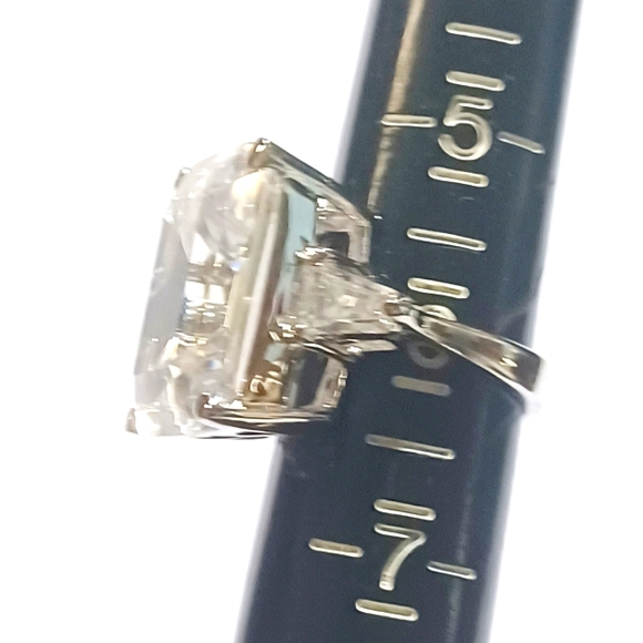 Kenneth Jay Lane Emerald Simulated Diamond Ravishing Beauty Ring Size 6 - Picture 7 of 7
